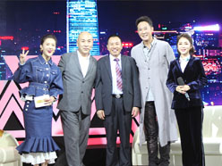 新望董事長(zhǎng)羅永輝與著名歌星劉尊老師、汪正正老師、郭津彤老師、主持人雅琪在北京電視臺(tái)錄制節(jié)目現(xiàn)場(chǎng)親切合影